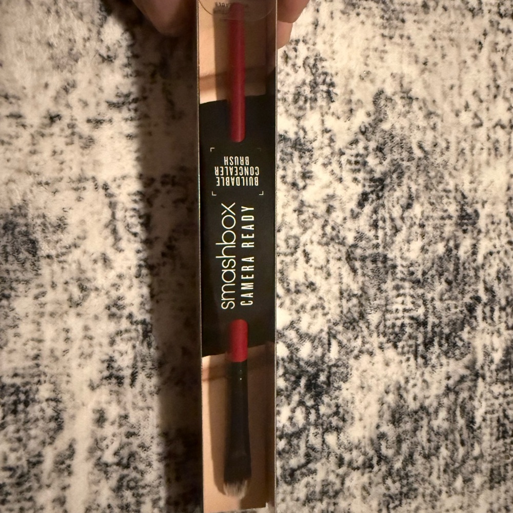 Smashbox Buildable Concealer Red and Black Brush